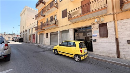 Centrale Appartamento di 3 Vani Oltre Acc. e Con Box Auto.